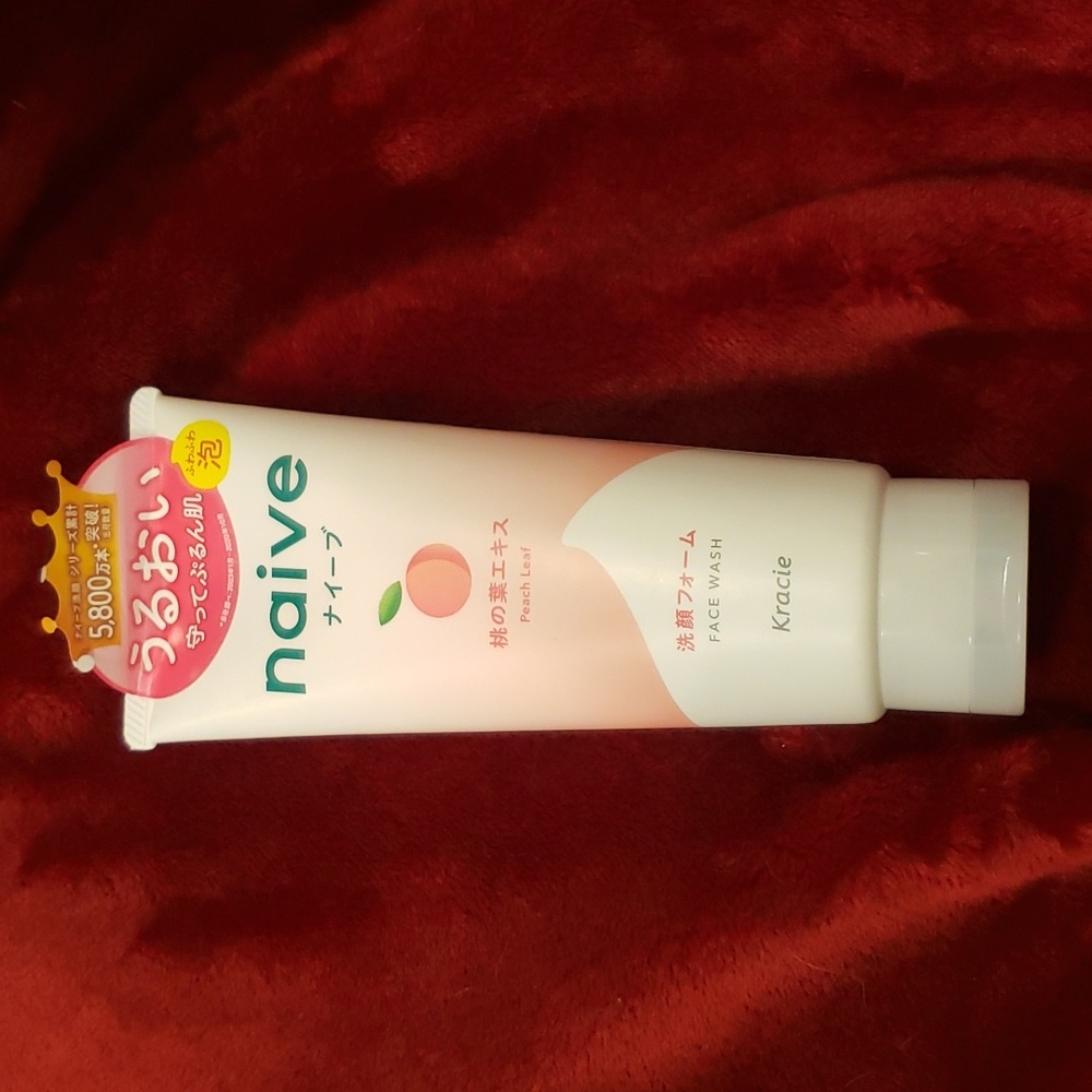 Naive Facewash Peach Leaf. NIB.